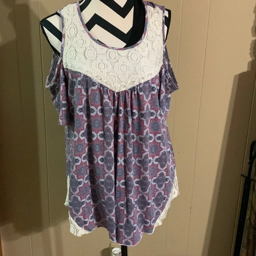 Keyhole Shoulder Top - Picture 1 of 4